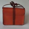 Bolso mediano de piel marron tostado parte trasera