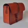 Bolso mediano de piel marron tostado visto de lado
