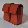 Bolso mediano de piel marron tostado vista lateral