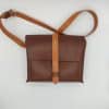 Bolso mediano de piel marron oscuro