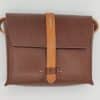 Bolso mediano de piel marron oscuro detalle del frontal