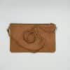 Bolso plano de piel color marron claro